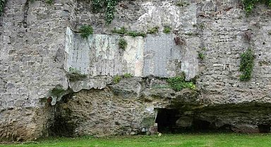 Trabzon'da tarihi surlardaki fayans kirliliği temizlendi