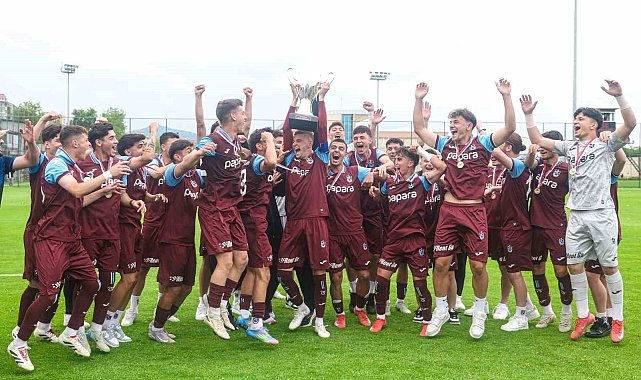 Trabzonspor U19 takımı şampiyonluk kupasını aldı