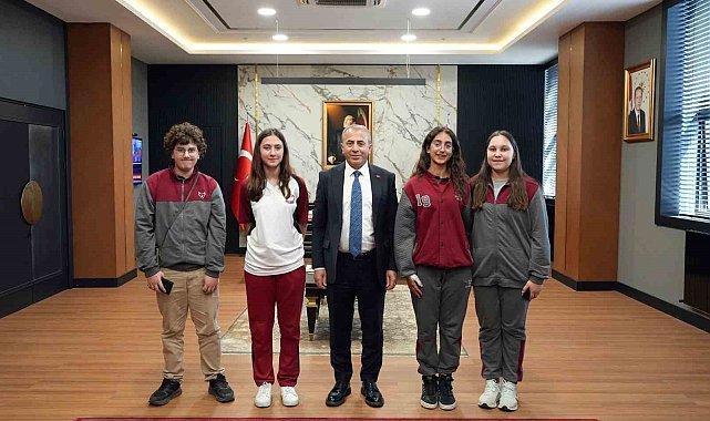 Trafik konulu resim yarışmasında dereceye giren öğrenciler Emniyet Müdürü Kurt'u ziyaret etti