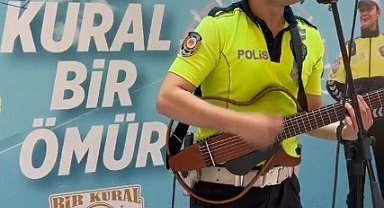 Trafik polisi sahneye çıktı, gitarı ve sesiyle gönüllere dokundu