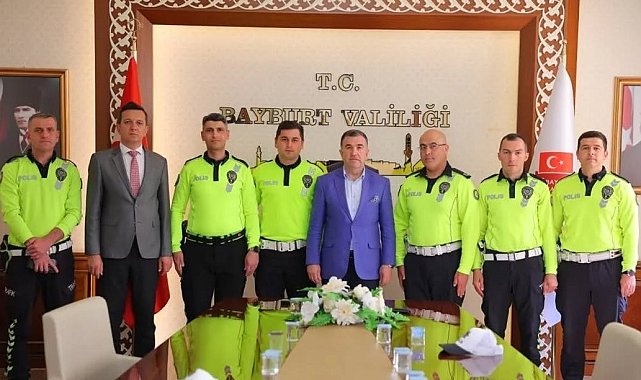 Trafik polisleri başarı belgesiyle ödüllendirildi