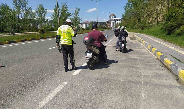 Trafikte kazaya davetiye çıkaran motosiklet sürücüsü kamerada