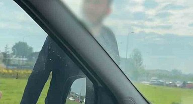 Trafikte korku dolu anlar...Aracından inen tır sürücüsünden çirkin hareketler