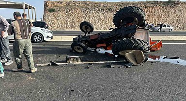 Traktör ile otomobil çarpıştı: 3 yaralı