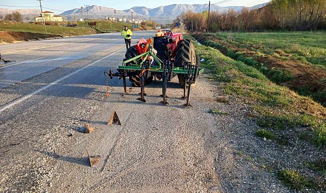 Traktöre arkadan çarpan otomobilde sürücü yaralandı