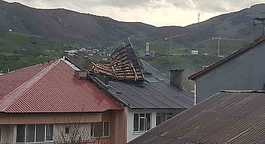 Tunceli'de fırtına etkili oldu, çatılar uçtu, ulaşımda aksamalar yaşanıyor