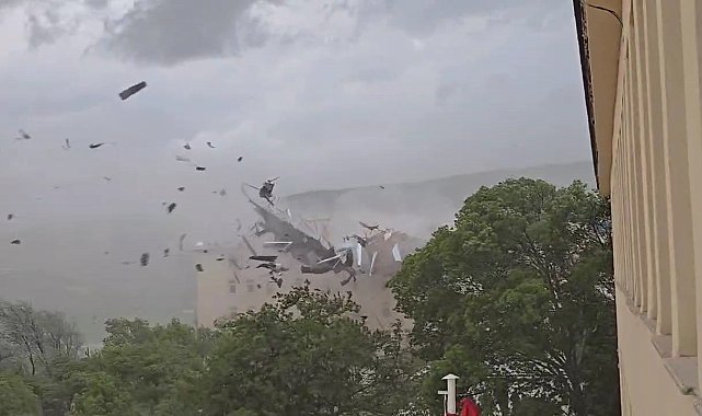 Tunceli'deki fırtınada çatı saniyeler içerisinde parçalandı