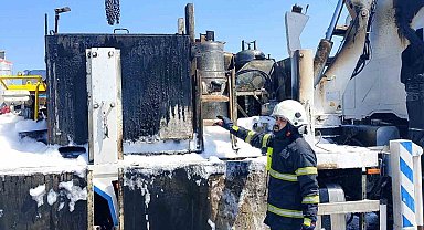 Tüplerin de bulunduğu kamyon kasasında yangın