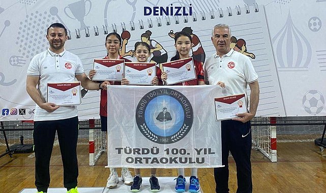 Türdü 100. yıl ortaokulu kız masa tenisi takımı grup şampiyonu oldu