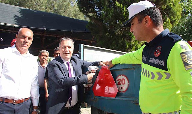Turgutlu'da traktör sürücülerine reflektör uyarısı yapıldı