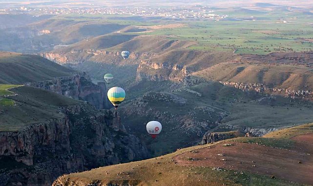 Turistler balon ile Ihlara Vadisi'ni havadan keşfediyor