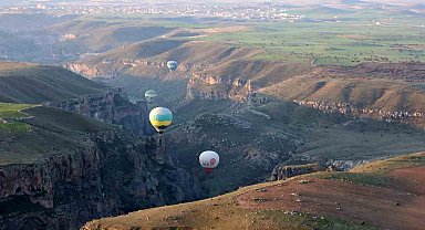 Turistler balon ile Ihlara Vadisi'ni havadan keşfediyor