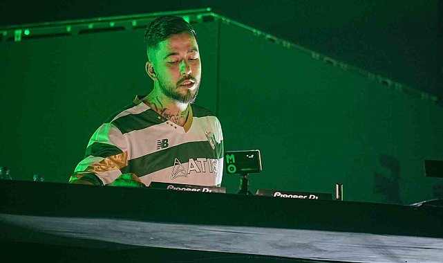 Türk DJ Mahmut Orhan sahneye Bursaspor formasıyla çıktı