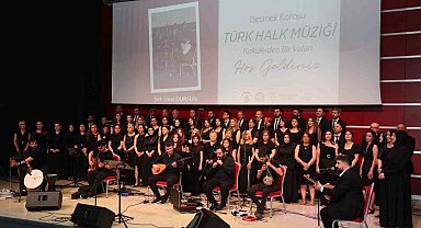 Türk halk müziği korosu dinleyenlerini adeta kültürel yolculuğa çıkardı