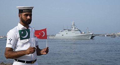 Türk savaş gemisi "TCG BÜYÜKADA" Pakistan'da