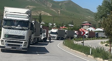 Türkiye-İran sınırında 2 kilometrelik tır kuyruğu