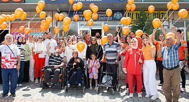 Türkiye'nin ilk MS Yaşam Merkezinde turuncu balonlar gökyüzüyle buluştu