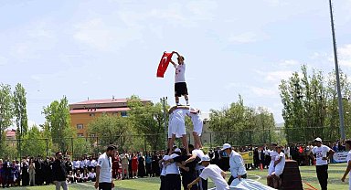 Tutak'ta 19 Mayıs Atatürk'ü anma Gençlik ve Spor Bayramı Coşkuyla kutlandı
