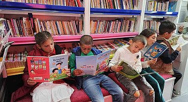 Tutak'ta çocuklar Gezici Kütüphane ile tanıştı