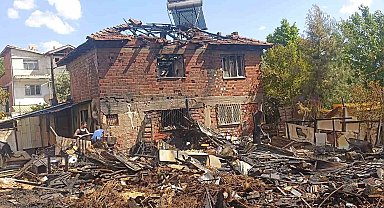 Tutuşan perde onca yıllık emeklerini küle çevirdi