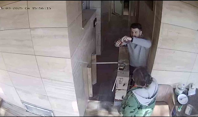 Tuvalette bulduğu altın dolu keseyi polise teslim etti