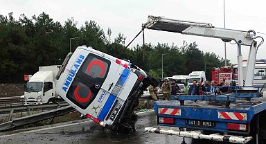 Tuzla'da hasta nakil ambulansı yan yattı: 3 yaralı