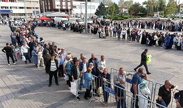 Ücretsiz olduğunu duyanlar akın etti, izdihamı önlemek için üç ayrı nokta oluşturuldu