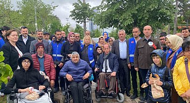 Ümraniye'de engelli vatandaşlar, "Senin de Bir Ağacın Olsun" sloganıyla fidanları toprakla buluşturdu