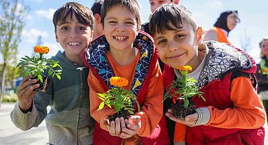 Ümraniye'de minikler toprakla buluştu, geleceğe umut ekti