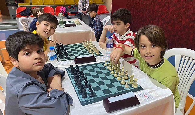 Ümraniye'de satranç heyecanı: Zeka ve strateji nefes kesti