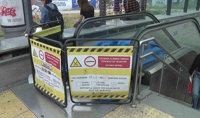 Ünalan Metro İstasyonu'nda yürüyen merdiven kırıldı