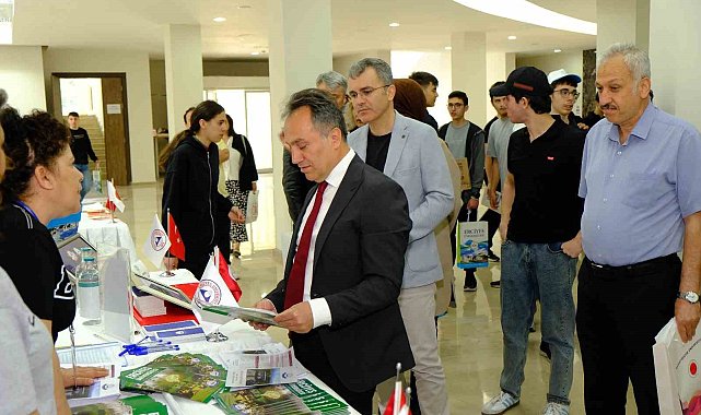 Üniversite adayları AÜB tanıtım fuarında geleceklerini şekillendiriyor