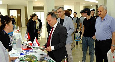 Üniversite adayları AÜB tanıtım fuarında geleceklerini şekillendiriyor