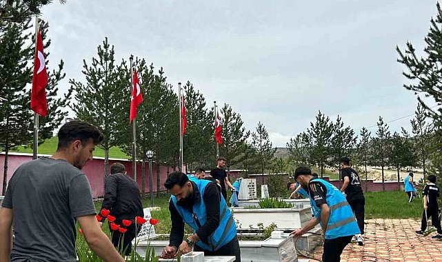 Üniversiteli öğrenciler Alucra Şehitliği'nde çevre düzenleme çalışması yaptı