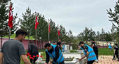 Üniversiteli öğrenciler Alucra Şehitliği'nde çevre düzenleme çalışması yaptı