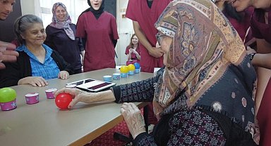 Üniversitelilerin huzurevindeki etkinliği hem güldürdü hem duygulandırdı