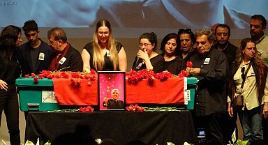 Ünlü yönetmen Ali Özgentürk memleketinde son yolculuğuna uğurlandı