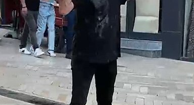 Üstüne benzin dökerek kendini yakmak istedi, polis engel oldu