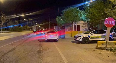 Uygulama noktasından kaçmaya çalışan aracın çarptığı polis yaralandı