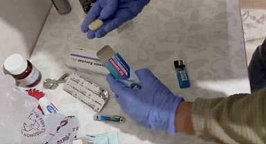 Uyuşturucuları, ilaç kapları ile çamaşır makinesindeki çoraplara zulalamışlar