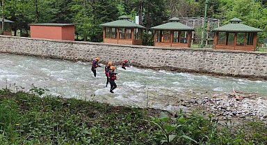 Uzungöl'de dereye düşüp kaybolan Suudi Arabistan uyruklu çocuğu arama çalışmaları sürüyor