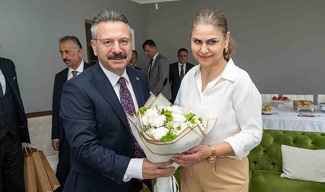 Vali Aksoy engelli birey annesi ve öğretmeni Neşe Uyguner'i ziyaret etti
