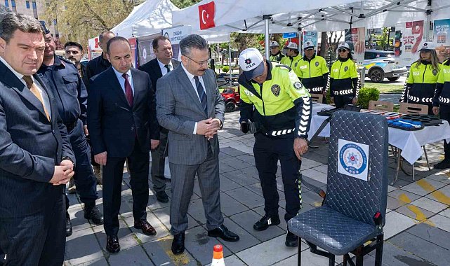 Vali Aksoy, polis ekiplerince kurulan stantları ziyaret etti