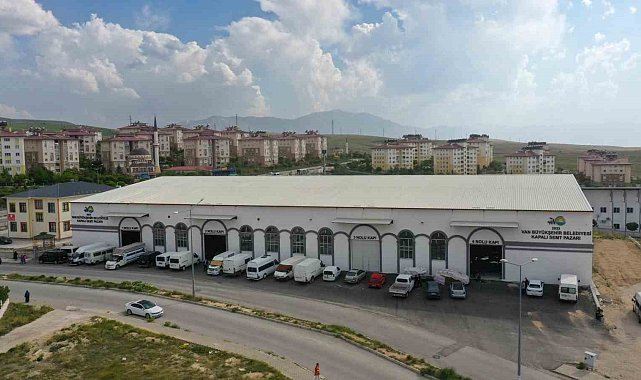 Vali Balcı, kapalı semt pazarı esnafını ziyaret etti