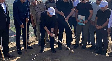 Vali Hatipoğlu, 3 bin yıllık tarihi Palu Kalesi için ilk kazmayı vurdu