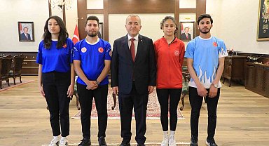 Vali Hatipoğlu, gençlerle bir araya geldi