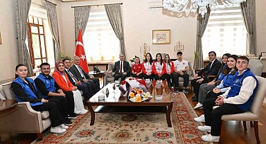 Vali Özkan gençleri ağırladı
