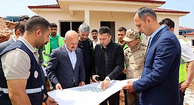 Vali Varol, köy evlerinde incelemelerde bulundu