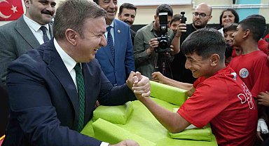 Valiyle öğrencilerin bilek güreşi renkli görüntüler oluşturdu