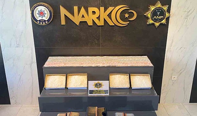 Valiz tabanına zulalanmış 8 kilo metamfetaminle yakalandılar